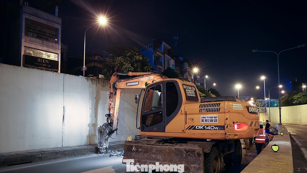 Lắp đặt biển cấm ô tô trên đường Hoàng Tích Trí đoạn từ Đào Duy Anh đi Xã Đàn để hạn chế xung đột gây ùn tắc giao thông. Bố trí lực lượng tổ chức phân luồng đảm bảo an toàn giao thông khu vực lối xuống hầm, các nút giao Xã Đàn - Phạm Ngọc Thạch, Phạm Ngọc Thạch - Đào Duy Anh, Hoàng Tích Trí - Đào Duy Anh, Xã Đàn - Đại cồ Việt - Giải Phóng.