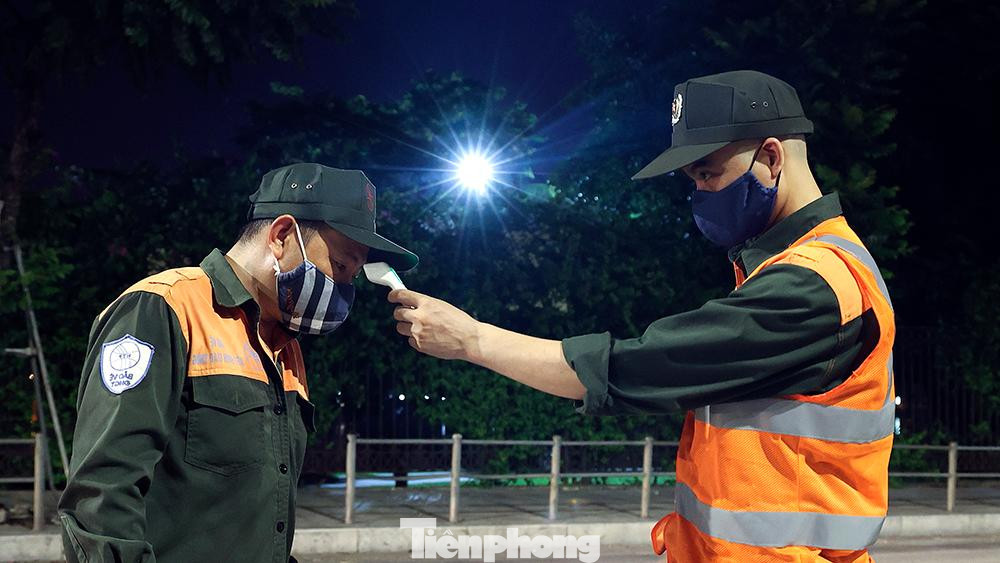 Công nhân thi công sửa chữa tại hầm Kim Liên được kiểm tra thân nhiệt, cũng như khai báo y tế để đảm bảo công tác phòng chống dịch bệnh COVID-19.