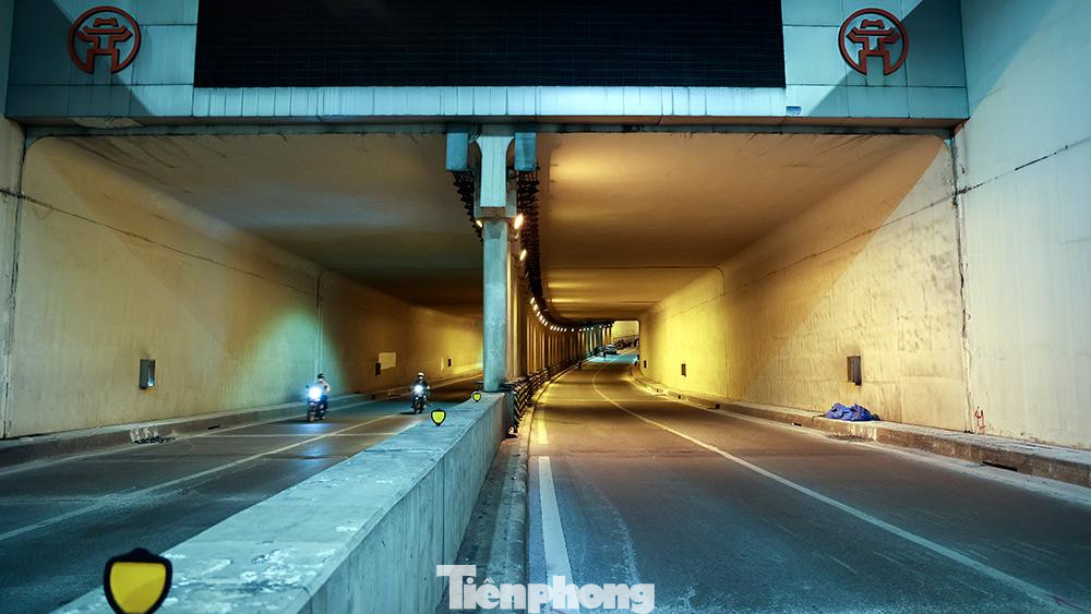 Trước đó, ông Ngô Mạnh Tuấn, Phó Giám đốc Sở GTVT Hà Nội ký cho biết, việc cấm phương tiện lưu thông qua hầm Kim Liên được thực hiện theo 2 giai đoạn.