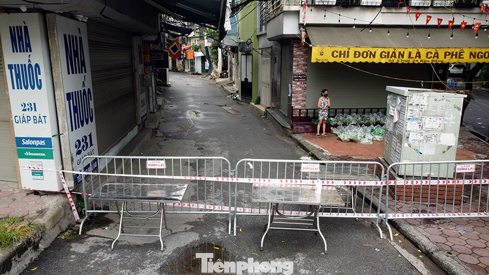 Trước đó, chiều 27/8, UBND quận Hoàng Mai đã ban hành quyết định mở rộng vùng cách ly y tế đối với khu vực có bệnh nhân COVID-19 tại phường Giáp Bát.