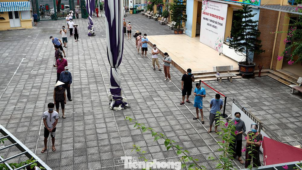 Đây là địa điểm có không gian rộng nhất nên mọi người đứng chờ lấy mẫu giữ đúng khoảng cách an toàn phóng chống dịch.