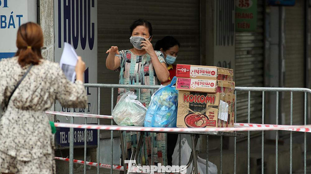 Những người này xuất hiện triệu chứng mệt mỏi, đau đầu nên đã đến Bệnh viện Nông nghiệp xét nghiệm, sau đó kết quả PCR của Trung tâm Kiểm soát bệnh tật thành phố Hà Nội khẳng định dương tính ngày 23/8.