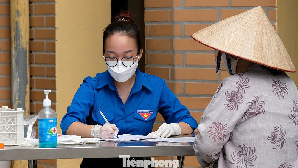 Lực lượng thanh niên tình nguyện tích cực tham gia vào công việc lấy mẫu cùng đội ngũ y tế quận Hoàng Mai.