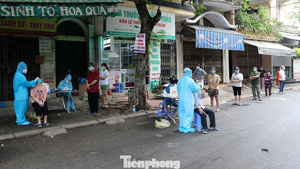 Một điểm lấy mẫu được tiến hành ngay trên đường Giáp Bát. Toàn bộ hai đầu của đoạn đường đều đã được phong tỏa, cách ly y tế phòng dịch.