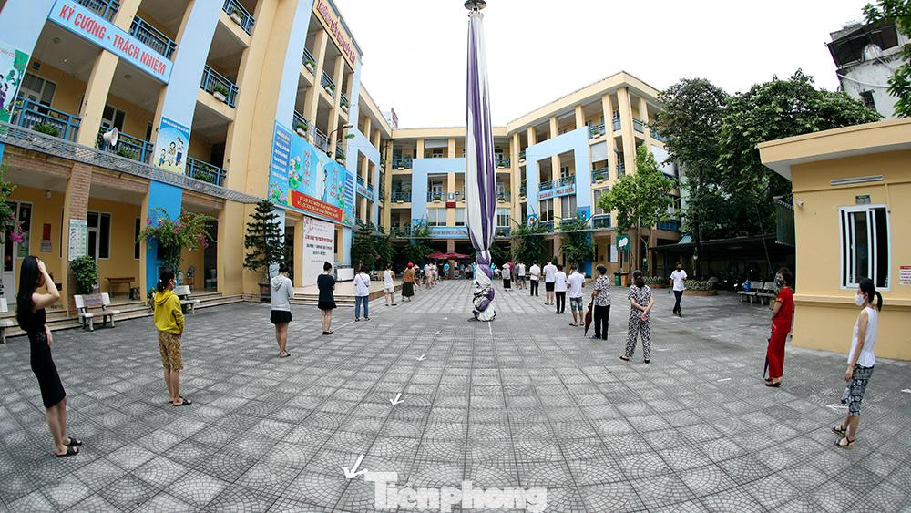 Ngày hôm nay (28/8), phường Giáp Bát (quận Hoàng Mai, Hà Nội) đã tổ chức lấy mẫu xét nghiệm SARS-CoV-2 cho 8.000 người dân tại 18 điểm lấy mẫu trên địa bàn toàn phường.