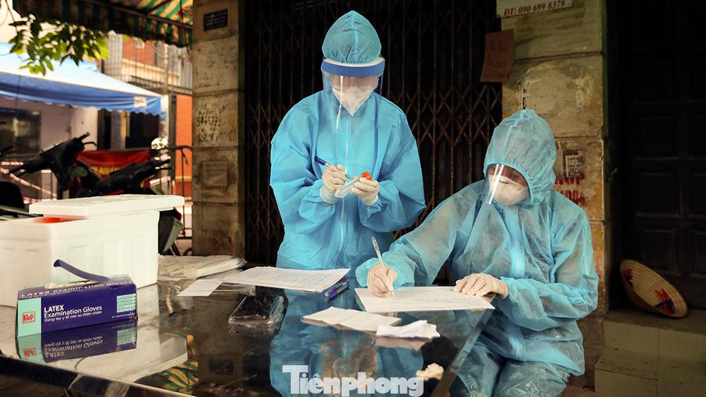 Phường Giáp Bát ban đầu chỉ phong tỏa tạm thời từ đầu ngõ 286 đường Giáp Bát đến cuối ngõ 897 Giải Phóng và các ngách thuộc khu dân cư số 9, gồm 210 hộ với 789 nhân khẩu.