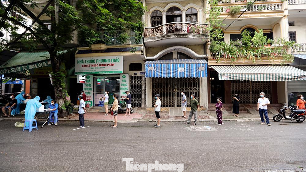 Tuy nhiên, do xuất hiện thêm nhiều F0, phường đã xin ý kiến quận Hoàng Mai để mở rộng vùng phong tỏa.