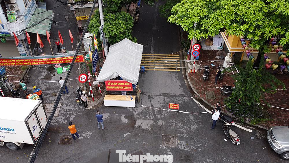 Sáng nay (28/8), bà Nguyễn Thị Quỳnh Hoa, Phó Chủ tịch UBND phường Giáp Bát (quận Hoàng Mai, Hà Nội) cho biết, ổ dịch ở ngõ 24 Kim Đồng đã ghi nhận 41 ca dương tính với SARS-CoV-2 . Hiện chùm ca bệnh tại phường vẫn còn diễn biến rất phức tạp.