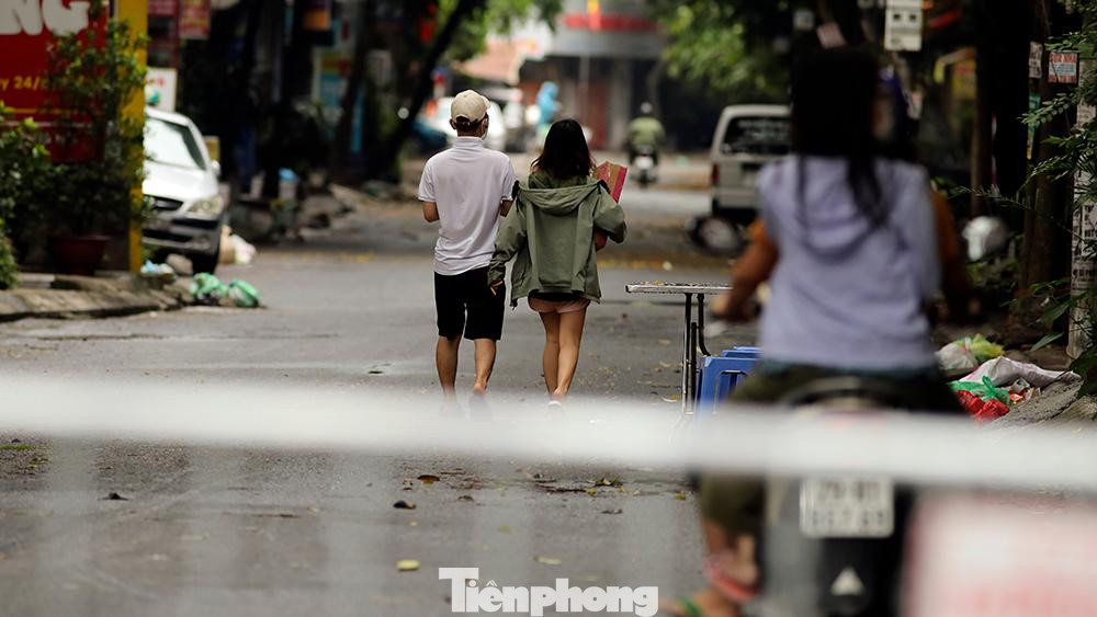 Sở dĩ có sự bổ sung quyết định mở rộng vùng cách ly y tế bởi theo thông tin từ lãnh đạo phường Giáp Bát, ca mắc COVID-19 khai báo thiếu trung thực.