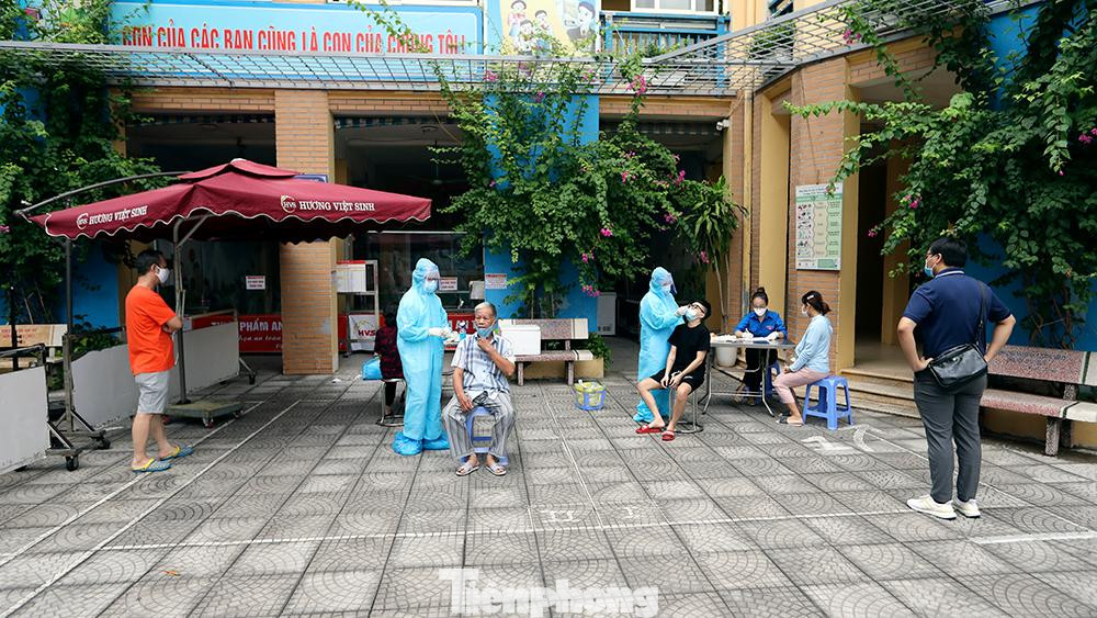 Theo bà Nguyễn Thị Quỳnh Hoa, Phó Chủ tịch UBND phường Giáp Bát (quận Hoàng Mai, Hà Nội) cho biết, để đảm bảo công tác rà soát F0, chính quyền sẽ tổ chức lấy mẫu xét nghiệm cho 8.000 người trong ngày 28/8, trên địa bàn toàn phường để nhanh chóng sàng lọc tách F0 ra khỏi cộng đồng.