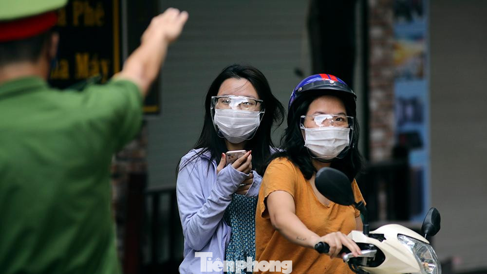 Toàn bộ người dân trong vùng cách ly tuyệt đối không được rời khỏi nơi cư trú.