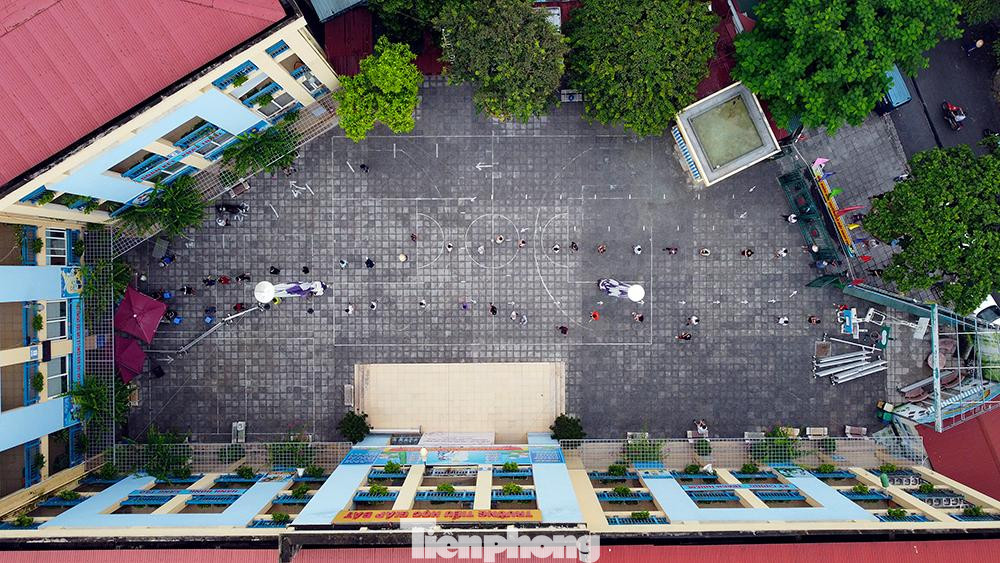 Toàn cảnh lấy mẫu xét nghiệm SARS-CoV-2 cho người dân phường Giáp Bát (quận Hoàng Mai, Hà Nội) tại địa điểm trưởng tiểu học Giáp Bát.