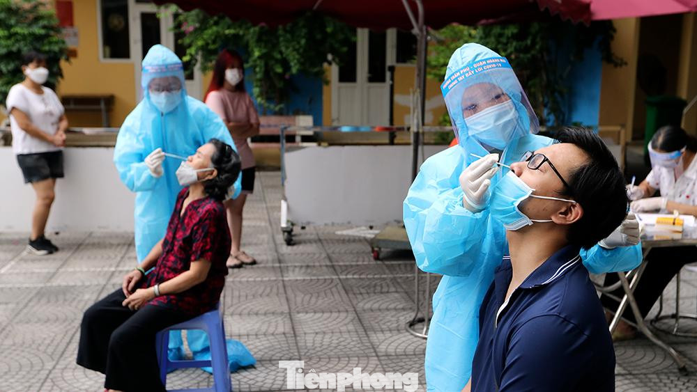 Điểm lấy mẫu Trường tiểu học Giáp Bát (120 đường Giáp Bát), lực lượng y tế tiền hành lấy khoảng 500 mẫu xét nghiệm cho người dân.