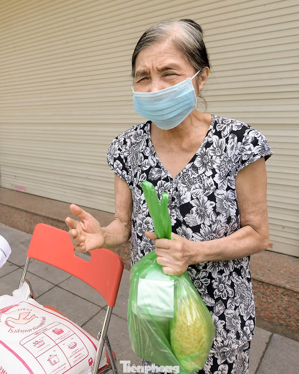 Bà Nguyễn Thị Tuyết (72 tuổi, trú tại phố Thợ Nhuộm, Hoàn Kiếm), cũng là người khiếm thị chia sẻ, bà làm trong Hội người mù hơn 30 năm, từ khi nghỉ làm, hàng tháng bà sống nhờ vào tiền trợ cấp của Nhà nước và con cháu chu cấp thêm. Do dịch bệnh nên việc sinh hoạt khó khăn, nhiều lúc bà phải nhờ hàng xóm giúp đỡ. Hôm nay, bà Tuyết vừa nhận được 1 suất quà do nhóm gửi tặng, bà xúc động nói sự lo lắng đã vơi đi phần nào.