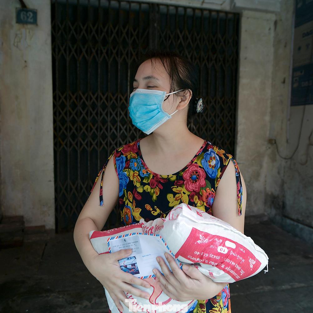 "Trước đây tôi làm việc tại cơ sở tẩm quất, từ tháng 5/2021 TP Hà Nội dừng hoạt động các cơ sở kinh doanh dịch vụ này nên tôi cũng phải nghỉ việc, mất hoàn toàn thu nhập. Nhà lại đang nằm trong khu vực phong tỏa của phường Chương Dương nên cuộc sống của 2 mẹ con gặp rất nhiều khó khăn. Nhờ được sự hỗ trợ của địa phương và cộng đồng, gia đình mong là vượt qua giai đoạn này. Được các anh chị mang quà đến tặng thế này, tôi rất vui mừng, 2 mẹ con đỡ lo được một phần". Chị Trần Thu Lan (trú tại phố Cầu Đất, quận Hoàn Kiếm) xúc động nói.