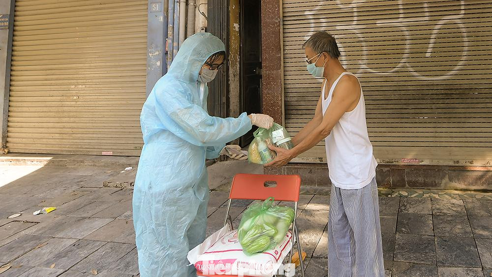 Hiện tại, người khiếm thị nói riêng và những người khuyết tật vốn là đối tượng yếu thế luôn cần được hỗ trợ. Trong đại dịch, họ phải ở trong nhà, thu nhập không có, chi phí sinh hoạt chủ yếu nhờ sự giúp đỡ của cộng đồng và gia đình.