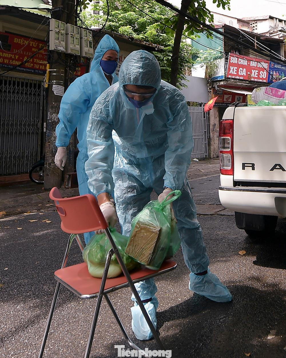 Qua đó, anh Đặng Thế Lâm - đại diện nhóm từ thiện đã đến từng phường/xã tìm hiểu, lên danh sách những người cần ưu tiên hỗ trợ để tặng quà. Mỗi suất quà trị giá 1 triệu đồng, gồm 10kg gạo, mì tôm, miến khô, củ quả, ruốc, chả, gia vị, nước sát khuẩn, cùng 300 - 500 nghìn đồng tiền mặt.