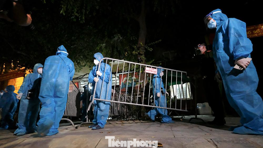 Dù kết thúc cách ly y tế nhưng trước diễn biến phức tạp của dịch bệnh COVID-19; Sở Chỉ huy Phòng chống dịch phường Thanh Xuân Trung đã thông báo tới toàn thể người dân ngõ 328 - 330 đường Nguyễn Trãi phải theo dõi sức khoẻ bản thân và người thân trong gia đình. Dù kết thúc cách ly y tế nhưng trước diễn biến phức tạp của dịch bệnh COVID-19; Sở Chỉ huy Phòng chống dịch phường Thanh Xuân Trung đã thông báo tới toàn thể người dân ngõ 328 - 330 đường Nguyễn Trãi phải theo dõi sức khoẻ bản thân và người thân trong gia đình.