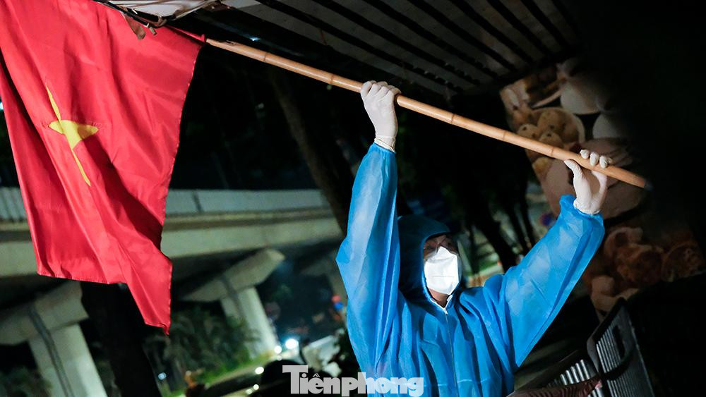 Một số tình nguyện viên đi cắm cờ Tổ quốc tại khu vực được dỡ phong tỏa. Một số tình nguyện viên đi cắm cờ Tổ quốc tại khu vực được dỡ phong tỏa.