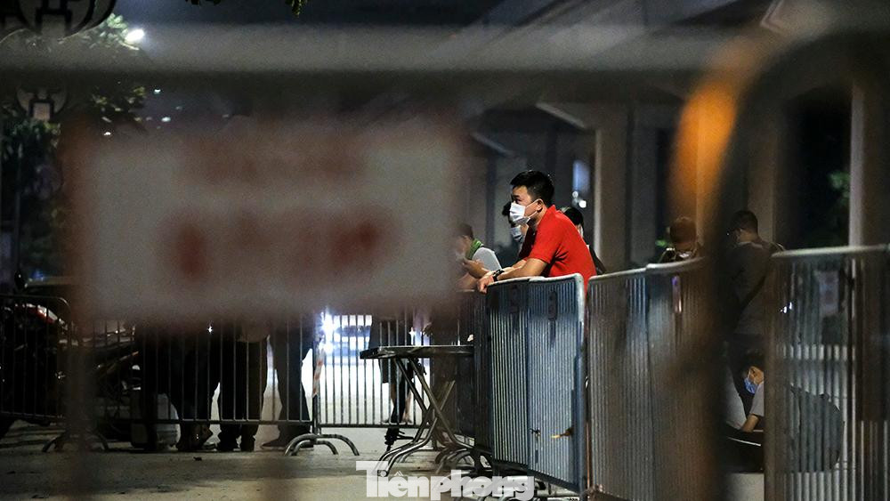 Những người dân sau khi hết thời gian cách ly 21 ngày, đảm bảo đủ các điều kiện được kết thúc cách ly và trở về nơi ở khác để chờ ngõ 328, 330 đường Nguyễn Trãi dỡ bỏ phong tỏa. Những người dân sau khi hết thời gian cách ly 21 ngày, đảm bảo đủ các điều kiện được kết thúc cách ly và trở về nơi ở khác để chờ ngõ 328, 330 đường Nguyễn Trãi dỡ bỏ phong tỏa.