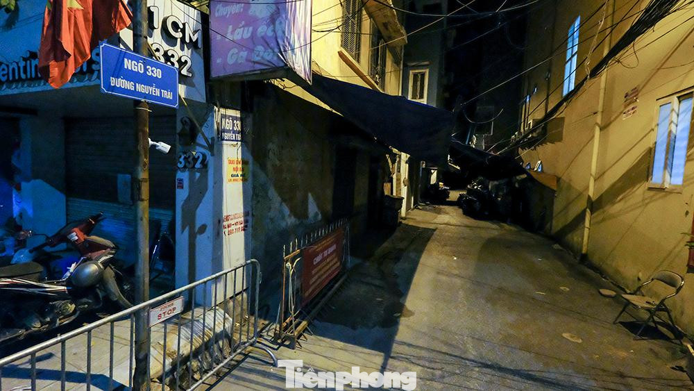 Ngõ 330 Nguyễn Trãi (phường Thanh Xuân Trung, quận Thanh Xuân, TP Hà Nội) yên ắng sau giờ tháo dỡ rào chắn cách ly. Ngõ 330 Nguyễn Trãi (phường Thanh Xuân Trung, quận Thanh Xuân, TP Hà Nội) yên ắng sau giờ tháo dỡ rào chắn cách ly.