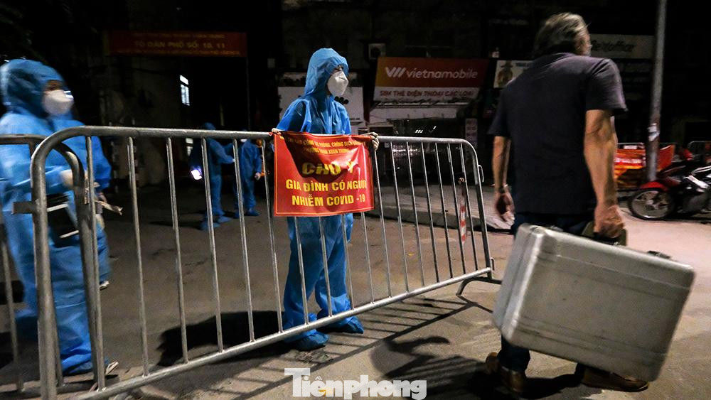 Sau hơn 1 tháng cách ly, đúng 0h ngày 29/9, ngõ 328 - 330 đường Nguyễn Trãi, phường Thanh Xuân Trung, quận Thanh Xuân được dỡ phong tỏa. Sau hơn 1 tháng cách ly, đúng 0h ngày 29/9, ngõ 328 - 330 đường Nguyễn Trãi, phường Thanh Xuân Trung, quận Thanh Xuân được dỡ phong tỏa.