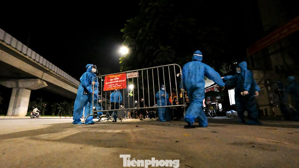 Những ngày này, UBND quận Thanh Xuân (Hà Nội) triển khai đón người dân ngõ 328, 330 đường Nguyễn Trãi, phường Thanh Xuân Trung đã hết thời gian giãn dân 21 ngày tại ký túc xá Trường Đại học FPT (huyện Thạch Thất). Những ngày này, UBND quận Thanh Xuân (Hà Nội) triển khai đón người dân ngõ 328, 330 đường Nguyễn Trãi, phường Thanh Xuân Trung đã hết thời gian giãn dân 21 ngày tại ký túc xá Trường Đại học FPT (huyện Thạch Thất).