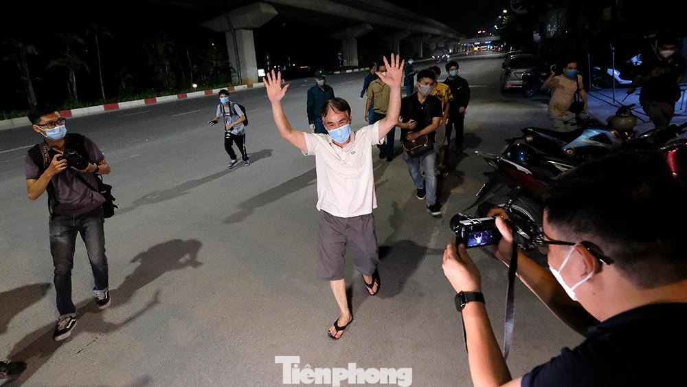 Một số người hô to "về nhà rồi..." khi bước đến đầu ngõ 328 - 330 Nguyễn Trãi. Một số người hô to "về nhà rồi..." khi bước đến đầu ngõ 328 - 330 Nguyễn Trãi.