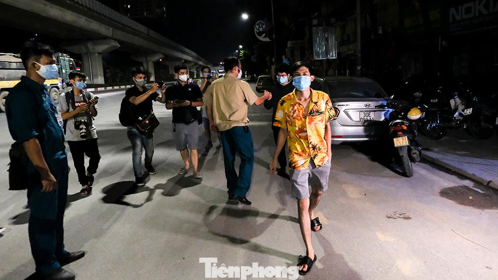 Những cư dân đầu tiên trở về ngay trong đêm, sau khi khu vực mình sinh sống dỡ phong tỏa. Những cư dân đầu tiên trở về ngay trong đêm, sau khi khu vực mình sinh sống dỡ phong tỏa.