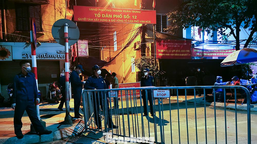 Những ngôi nhà có người nhiễm COVID-19, lực lượng chức năng đều treo biển thông báo "chú ý gia đình có người nhiễm COVID-19", đồng thời dựng rào chắn xung quanh. Những ngôi nhà có người nhiễm COVID-19, lực lượng chức năng đều treo biển thông báo "chú ý gia đình có người nhiễm COVID-19", đồng thời dựng rào chắn xung quanh.