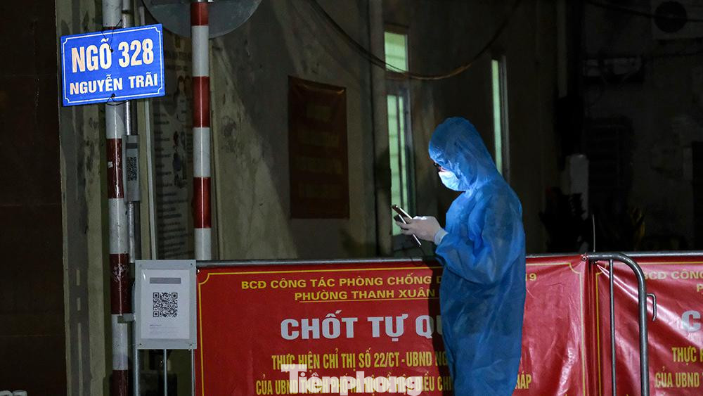 Đồng thời, lực lượng chức năng cũng đã tiến hành phun khử khuẩn toàn bộ 2 con ngõ để chuẩn bị đón hơn 1.100 công dân trở về. Đồng thời, lực lượng chức năng cũng đã tiến hành phun khử khuẩn toàn bộ 2 con ngõ để chuẩn bị đón hơn 1.100 công dân trở về.