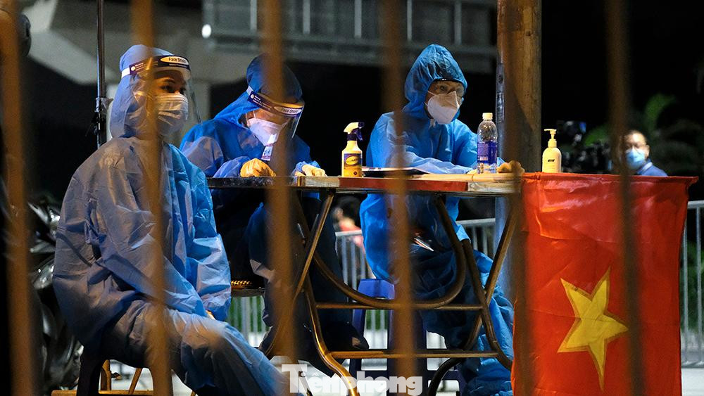 Trước đó, tất cả người dân tại hai con ngõ này đã được lực lượng chức năng di dời đến khu cách ly tập trung. Trước đó, tất cả người dân tại hai con ngõ này đã được lực lượng chức năng di dời đến khu cách ly tập trung.