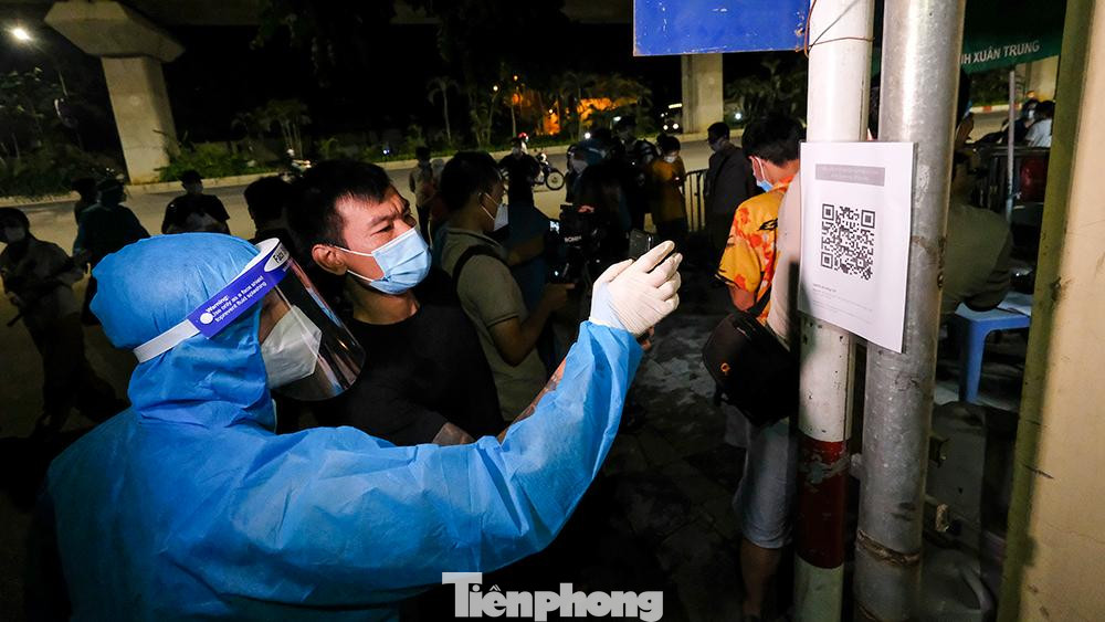 Tất cả cư dân trước khi về nhà đều bắt buộc phải quét mã QR để khai báo y tế. Tất cả cư dân trước khi về nhà đều bắt buộc phải quét mã QR để khai báo y tế.