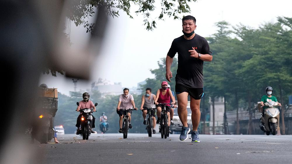 Chỉ một ngày sau khi Hà Nội tiến hành nới lỏng giãn cách và thực hiện Chỉ thị 15 của Chính phủ rất nhiều người đổ ra đường tập thể dục, quên đeo khẩu trang, vi phạm công tác phòng, chống dịch COVID-19.