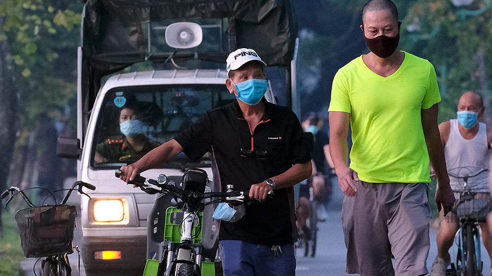 Theo ghi nhận của phóng viên Báo Tiền Phong, sáng nay trên đường Thanh Niên (quận Tây Hồ, Hà Nội), rất nhiều người tập thể dục, đi bộ và đạp xe dưới lòng đường. Công an phường Trúc Bạch ra quân từ sớm để nhắc nhở, khuyên nhủ người dân đeo khẩu trang, giãn cách và nhanh chóng quay về nhà.