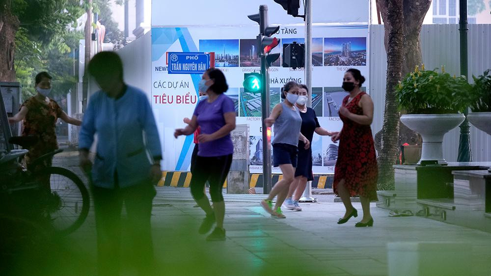 Các bà, các cô tổ chức tập thể dục tập thể.