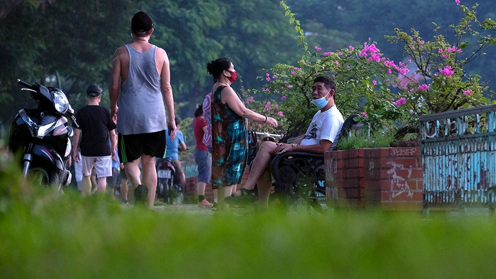 Người dân rủ nhau ra đường để &quot;rèn luyện sức khoẻ&quot;.