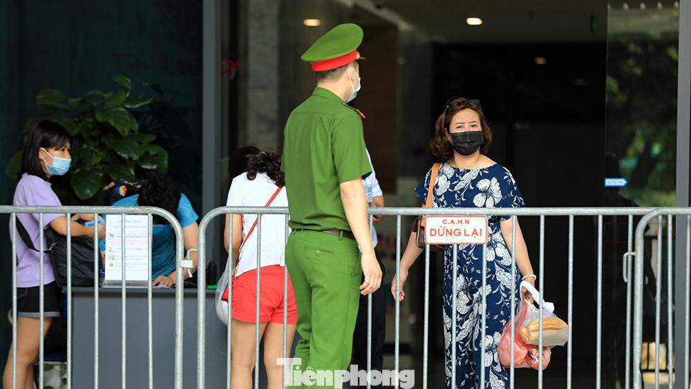 Ngay sau khi toàn bộ chung cư bị phong toả, lực lượng chức năng túc trực để kiểm soát đảm bảo cách ly nghiêm ngặt.