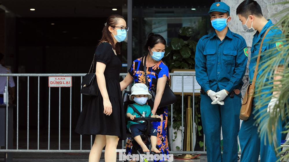 Nhiều người dân ở ngoài không được vào tòa nhà sau khi nơi đây bị phong toả.