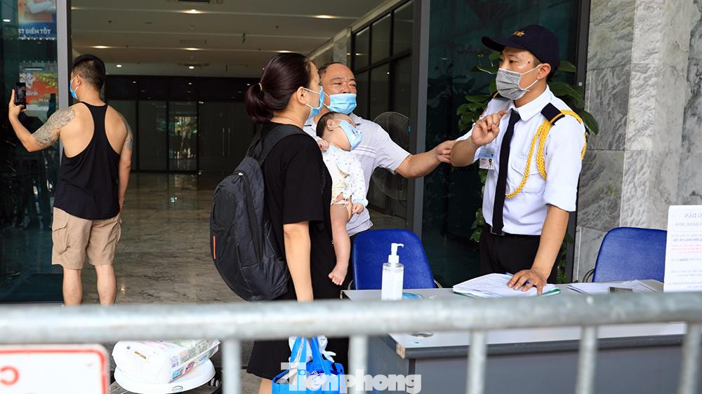 Bảo vệ toà nhà giải thích cho cư dân dau khio nơi đây trở thành điểm tiếp theo của thủ đô trong tình trạngk "nội bất xuất, ngoại bất nhập".