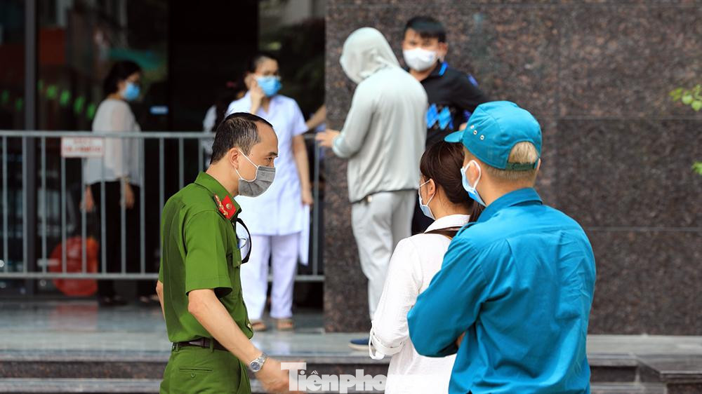 Chung cư Legacy là địa điểm phong tỏa, cách ly thứ 22 của Hà Nội trong vòng 10 ngày qua. Hiện tại ghi nhận ca nhiễm nhiều nhất cả nước với 71. Thành phố đã dừng hầu hết các hoạt động, dịch vụ không thiết yếu. Ca mắc Covid-19 là "bệnh nhân 3263", nữ, 35 tuổi ở tầng 20 chung cư Legacy. Bảo vệ toà nhà giải thích cho cư dân dau khio nơi đây trở thành điểm tiếp theo của thủ đô trong tình trạngk "nội bất xuất, ngoại bất nhập". Nhiều người dân ở ngoài không được vào tòa nhà sau khi nơi đây bị phong toả. Đến nay, tổng số ca nhiễm cộng đồng từ ngày 27/4 đến nay là 256, ghi nhận ở 24 tỉnh thành.