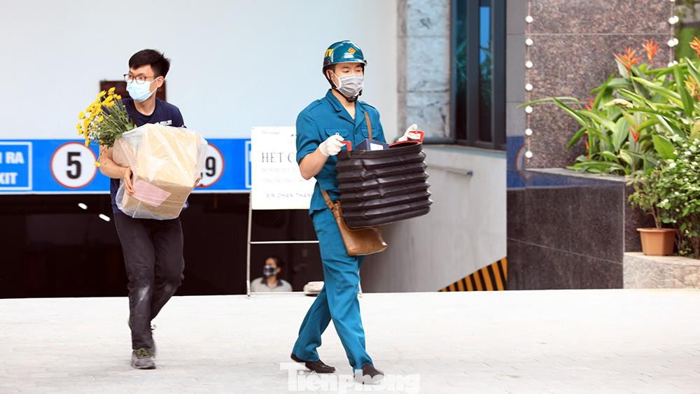 Người người, nhà nhà vận chuyển đồ đạc hớt hải lo lắng cho việc cách ly phòng dịch.