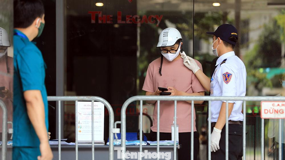 Tất cả cư dân đều được đo thân nhiệt