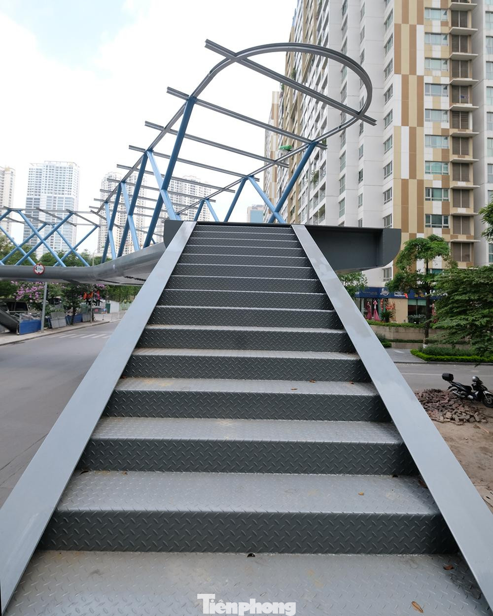 Kiến trúc công trình tuy là những khối thep, xong những đường nét được tạo thành nhìn rất đẹp mặt.