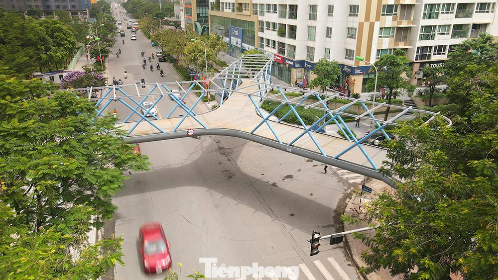 Đường Hoàng Mình Giám là tuyến giao thông cực kỳ đông đúc vào những giờ cao điểm. Công trình sẽ đem lại an toàn cho người dân của các hộ chung cư và đặc biệt là học sinh một số trường học như THPT chuyên Hà Nội - Amsterdam, trường Liên cấp Ngôi sao Hà Nội.