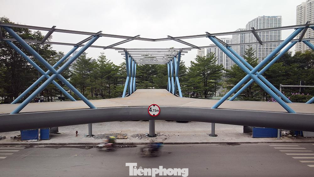 Cây cầu được xây dựng, lắp đặt bằng kết cấu thép và là chiếc cầu vượt dành riêng cho người đi bộ có hình chữ Y (hay là cánh quạt 3 cánh, theo trí tưởng tượng của từng người) lần đầu tiên ở Hà Nội