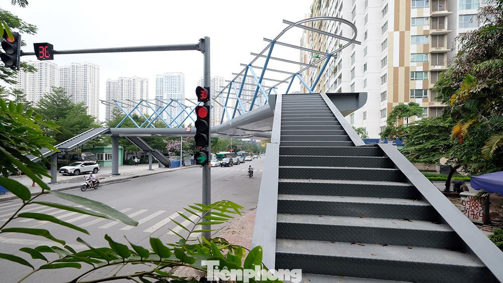 Cầu bộ hành chữ Y này được các chuyên gia đánh giá là công trình có tính thẩm mỹ cao, đẹp nhất trong các cầu bộ hành hiện nay trên địa bàn Thủ đô.