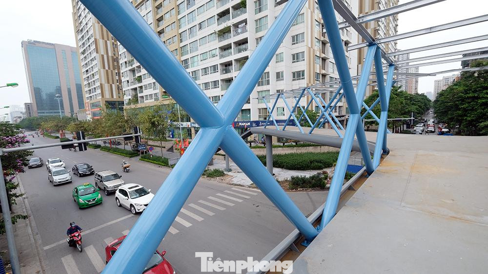 Cây cầu với kết cấu thép tấm và ống tròn là chủ đạo.