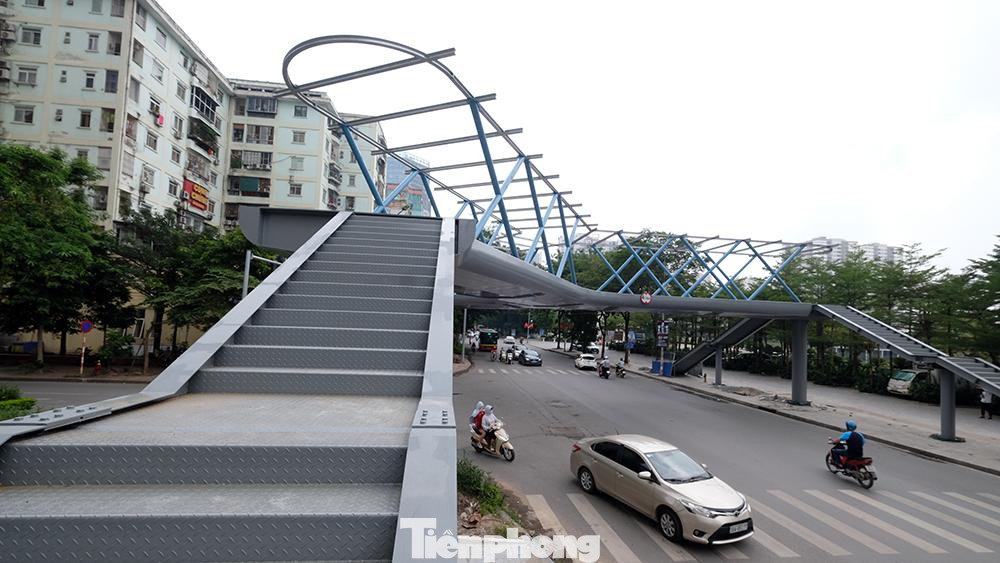 Về phần kết cấu chính cơ bản dã xong, hiện con lan can đường lên xuống và mái che là chưa được lắp đặt.