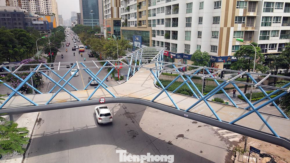 Theo dự kiến, cầu vượt bộ hành chữ Y sẽ được hoàn thành trong vòng một tháng tới. Các kết cấu, hình thái ban đầu của công trình cơ bản đã hoàn thành.